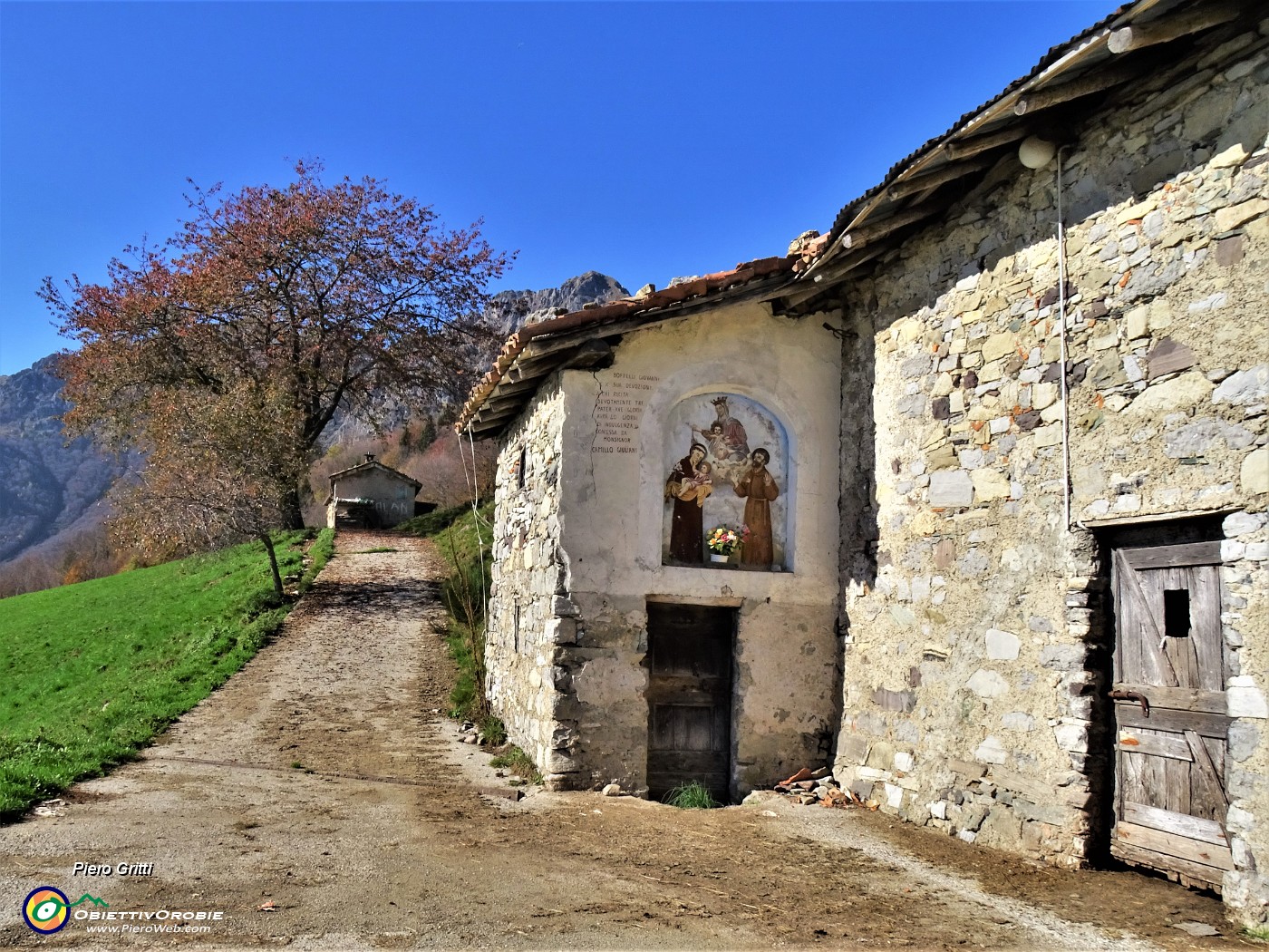 22 Cascina con affresco devozionale.JPG